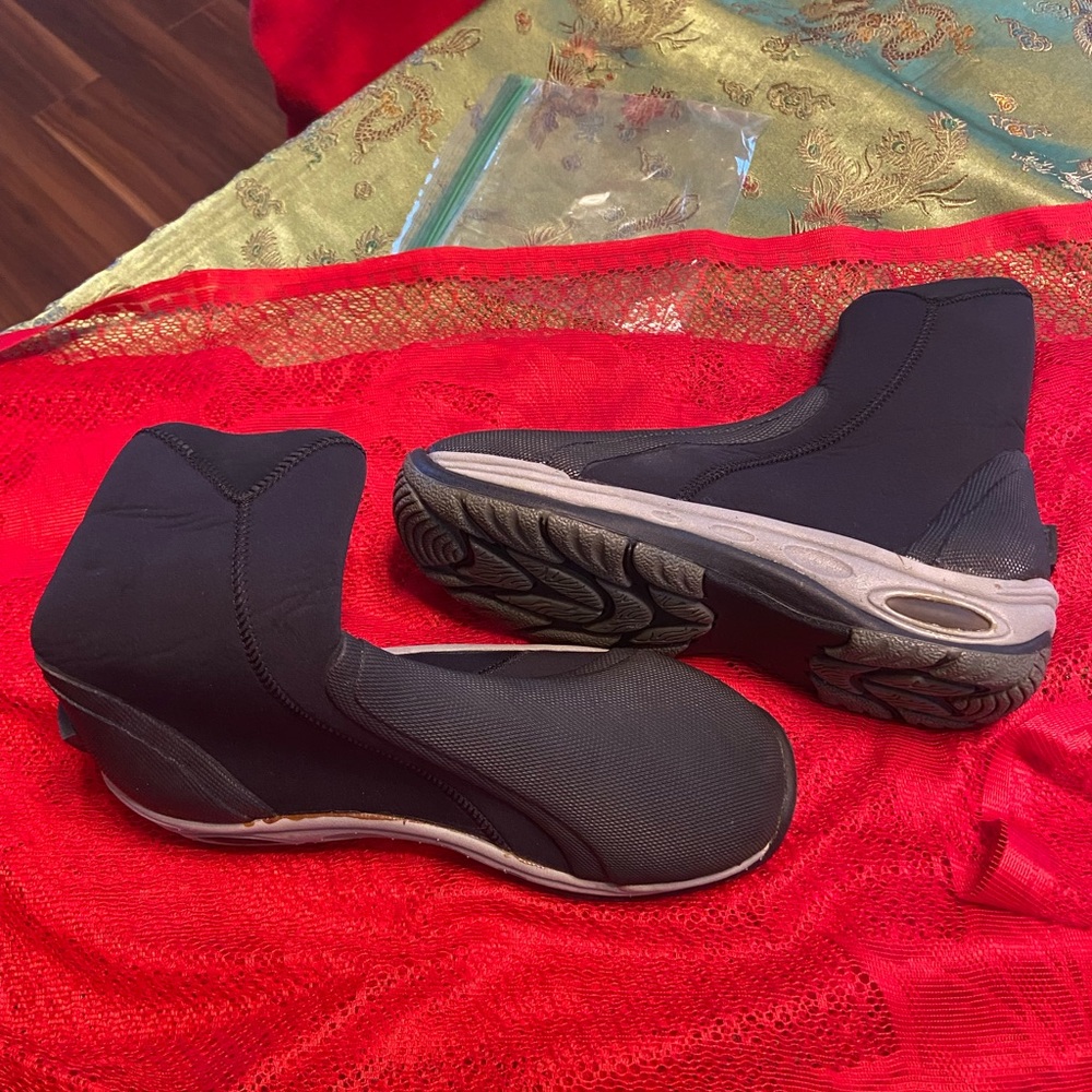 BARE ELASTEK SCUBA BOOT - NWT-Unisex Size 8